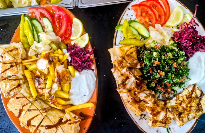 Två shawarmatallrikar med pommes, tabbouleh, grönsaker och vitlökssås